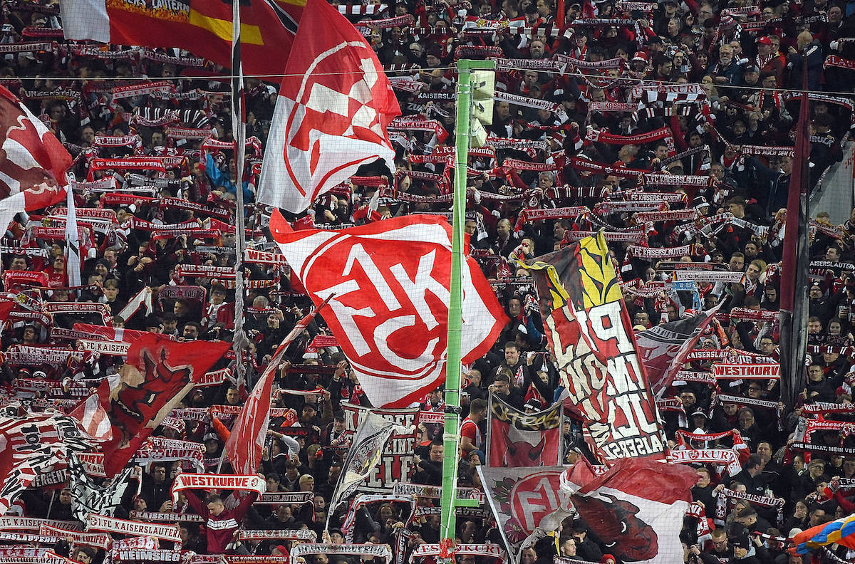 01.04.2023, xhbx, Fussball 2.Bundesliga, 1.FC Kaiserslautern - 1.FC Heidenheim emspor, v.l. Fans, Schals, Banner, Fahne,