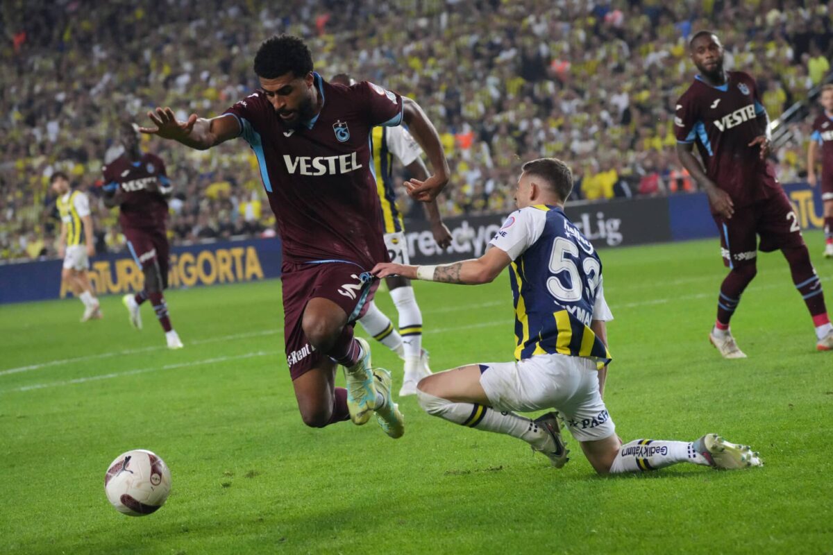 Sebastian Szymanski (R) of Fenerbahce and Rayyan Baniya (L) of Trabzonspor during the Turkish Super League match between